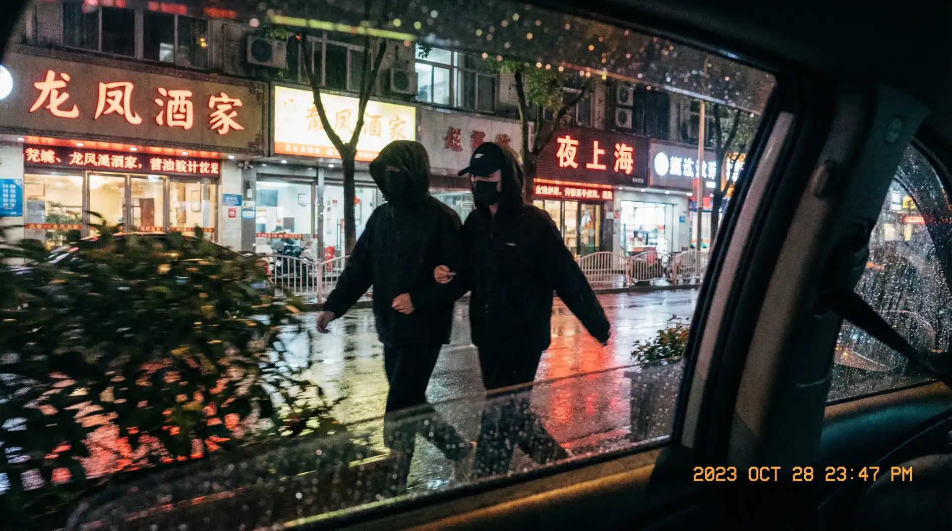 大学生情侣 - 顶流明星深夜密会现场抓拍照片